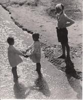 cca 1935 Reich Péter Cornel: A nagy tesó vigyáz ránk! (Budapest, Római part), pecséttel jelzett vintage fotóművészeti alkotás, 19x16 cm