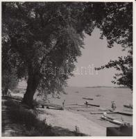 cca 1935 Reich Péter Cornel: Vízi élet a Dunán (Budapest, Római part), pecséttel jelzett vintage fotóművészeti alkotás, 18x17,5 cm