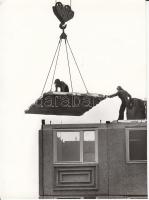 cca 1970 Zsigri Oszkár: Házépítők, jelzett vintage fotóművészeti alkotás, 24x18 cm