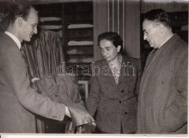 cca 1950-1955 Vas Zoltán (1903-1983) író és politikus a Divatcsarnokban, feliratozva, 13x18 cm