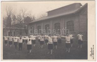 1928. november, Rosbaud (Budapest): A Vöröskereszt kórházi ápolónő képző iskolájának I. évfolyama, feliratozott fotólap, 14x9 cm