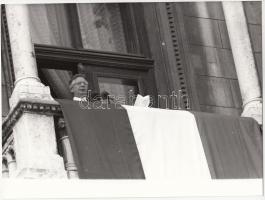 1989. október 23. Szűrös Mátyás ideiglenes Köztársasági elnök  a Parlament erkélyén kikiáltotta a Magyar Köztársaságot, feliratozott sajtófotó, 16x24 cm