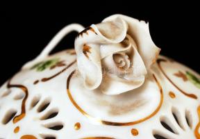 Hollóházi áttört bonbonier, matricás, jelzett, hibátlan, m:11 cm, d:10,5 cm