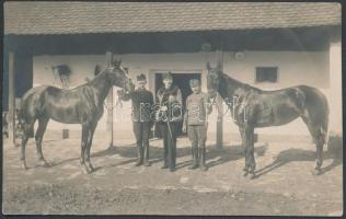 cca 1910 Katonai fotólap, két szép hátaslóról, két lovászról és a huszártisztről, 9x14 cm