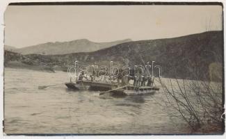 cca 1914-1918 Két nagyobb csónakra épített komp egy gyorssodrású folyón, katonai fotó, 6,5x11 cm