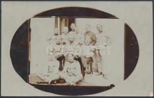 1915. augusztus 11. Kassai katonai alakulat pecsétjével feladott privát katonai fotólap, 9x14 cm