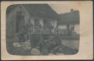 1916 A 23-as tábori postahivatal által Kolozsvárra továbbított privát katonai fotólap útjavító katonákról, 9x14 cm