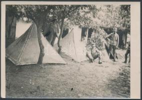 1916. június, Sátortábor Buczyvában (?). A katonai fotó felirata szerint az erdőben eldugott sátortáborok gyakran vannak kitéve az orosz ellenséges repülők gépfegyvertüzének, 9x12 cm