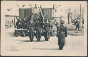 1951. április 4. Egyenruhások ünnepsége az ország felszabadulásának 6. évfordulója alkalmából, jelzetlen fotólap Tiszavölgyi József hagyatékából, 9x14 cm