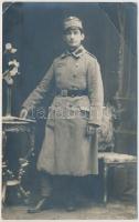 cca 1910 Erdély, Nagyszeben, a K.u.K. Garnisonsspitzl alakulat katonájáról készült fotólap, az alakulat pecsétjével jelzett, két sarkán törésvonal, 14x9 cm