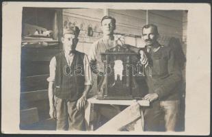 1918. augusztus 19. Sternthal-ból Zomborra küldött katonai fotólap, a hadseregben szolgáló asztalosokról és munkájukról, 9x14 cm