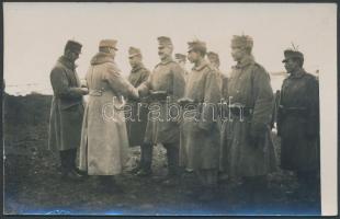 cca 1914-1918 Katonai fotólap, kitüntetések átadása sorállományú bakáknak, 9x14 cm