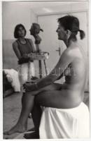 cca 1970 Szobrász műteremben, finoman erotikus fotó, 14x9 cm / erotic photo