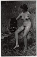 cca 1970 Egy profi és egy alkalmi fotómodell, finoman erotikus fotó, 14x9 cm / erotic photo