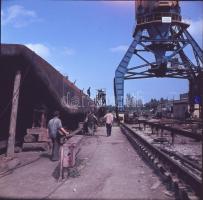 cca 1960-1970 Kotnyek Antal felvételei a Balatonfüredi Hajógyárról, 9 db színes diapozitív kép, 6x6 ...