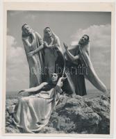 cca 1930-1940 Szöllősy Kálmán (1887-1976): Négy lány kendővel, Szentpál Olga tánccsoportjának tagjai, feliratozott vintage fotó a Szentpál Iskola archívumából, 20x17 cm