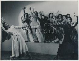 cca 1935 Leichtner Erzsébet vintage fotója Szentpál Olga tánccsoportjának tagjairól, pecséttel jelzett, 23x17 cm