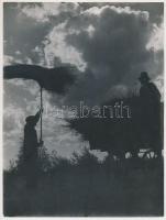 1941 Korschelt Miklós (1900-1982): Betakarítás, jelzetlen vintage fotóművészeti alkotás a szerző hagyatékából, 24x18 cm