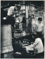 cca 1970 Somogyi Ferenc: Mester a salgótarjáni Üveggyárban, a szerző által feliratozott vintage fotóművészeti alkotás, 24x18 cm