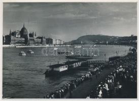 cca 1950-1960 Tiszavölgyi József: Élénk sétahajó forgalom a Dunán, pecséttel jelzett vintage fotó, 12x17 cm