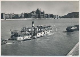 cca 1950-1960 Tiszavölgyi József: A Szabadság sétahajó indulás után, pecséttel jelzett vintage fotó, 12x17 cm