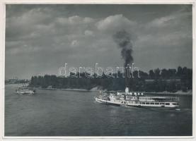 cca 1950-1960 Tiszavölgyi József: A Deák Ferenc sétahajó a Dunán, pecséttel jelzett vintage fotó, a kép szélén, sarkán törésnyom, 13x18 cm