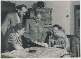 cca 1950 Kotnyek Antal (1921-1990): A család közös öröme, aput kitüntették, jelzetlen vintage életkép a szerző hagyatékából, 18x24 cm