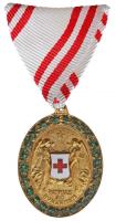 1914. "Vörös Kereszt Bronz Díszérme hadidíszítménnyel" aranyozott, zománcozott bronz kitüntetés nem eredeti mellszalagon, függesztőkarika hiányzik T:2 Hungary 1914. "Red Cross, Bronze Medal of Honour with a war decoration" gilt, enamelled bronze decoration on not original ribbon, without suspension ring C:XF NMK 287.