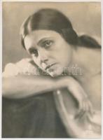 cca 1932 Varsányi Irén (1876-1932) színésznő vintage portréja Angelo műterméből, pecséttel jelzett, + hozzáadva a Pesti Napló egy lapját, ahol a kép megjelent, 22,5x16 cm
