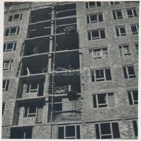 cca 1950 Kotnyek Antal (1921-1990): Lakótelepi építkezés, jelzetlen vintage fotó a szerző hagyatékából, 18x18 cm