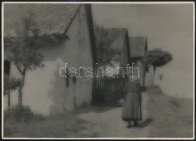 cca 1938 Gaál Margit (1913-1999): Hazafelé, jelzetlen vintage fotó, a szerző hagyatékából, 12x17 cm