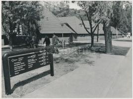 1985-1986 Arany Gábor: Megnyílt a Tihany Club bungallow-telepe, 2 db feliratozott sajtófotó, 18x24 c...