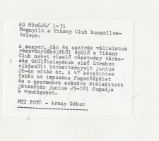 1985-1986 Arany Gábor: Megnyílt a Tihany Club bungallow-telepe, 2 db feliratozott sajtófotó, 18x24 c...