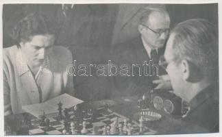 cca 1950 Tiszavölgyi József: Lángos Józsa sakkozónő (kilencszeres magyar bajnok), akitől a férfi sakkozók is félnek, pecséttel jelzett feliratozott kép, 9x14 cm