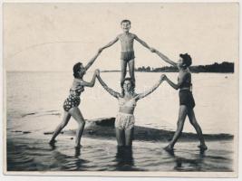 1952 Tiszavölgyi József: Siófoki családi produkció, pecséttel jelzett feliratozott kép, 9x12 cm