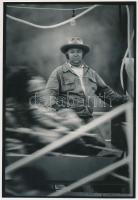 cca 1975 Körtvélyesi László: Búcsújáró vásári körhintás, pecséttel jelzett vintage szociofotó, 22x15 cm