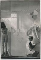 cca 1970 Magyar Alfréd: Kirakatban, a szerző által feliratozott vintage fotóművészeti alkotás, 23x16 cm