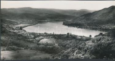 cca 1970 Kotnyek Antal(1921-1990): A Duna kanyarulata, jelzetlen panorámafotó a szerző hagyatékából, 15x30 cm