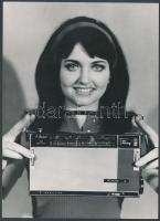 cca 1970 Szokol 4 rádió reklámja az üzem legszebb összeszerelőjével, 18x13 cm