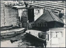 cca 1974 Hortobágyi György: Vízparton, bajai halászok kikötője, feliratozott vintage fotó, 18x24 cm