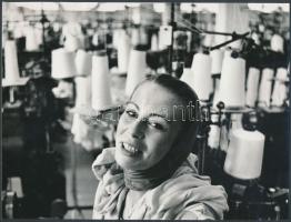 cca 1976 Stalter György: Portré a gyulai varrodából, 18x24 cm