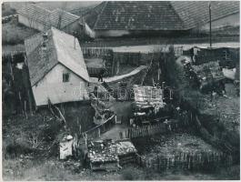 1975 Veres András: Faluvég, pecséttel jelzett vintage szociofotó, 18x24 cm