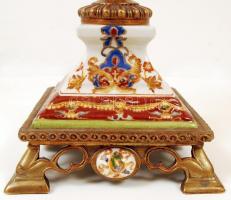 Wong Lee Productions, modern háromkarú gyertyatartó, kézzel festett porcelán részekkel, bronz, jelze...