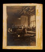 1907 Julius Staudt: Berlini faipari oktató műhelyben, 23x17 cm, karton 27x23 cm / 1907 Julius Staudt: Berlin, wooden workshop, 23x17 cm