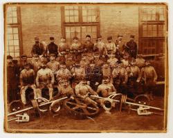 cca 1910 Gépgyári munkások csoportképe szerszámokkal, termékekkel, felületén kopásnyomok, 24x30 cm