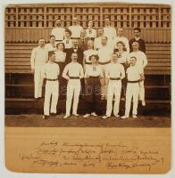 1913 Sporttörténeti lelet! Dánia, Koppenhága - testnevelő tanárok nemzetközi kurzusa, számos magyar résztvevővel, a csoportképen szereplők által aláírva, 17x23 cm, karton 23x23 / 1913 Copenhagen, Denmark, Sports congress, vintage photo with signatures, 17x23 cm
