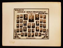 1942 Kvassay: Budapesti Géperejű Bérkocsi Ipartársulat tisztikara, kistabló 33 nevesített portréval, 17x19 cm, karton 25x33 cm