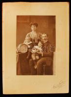 cca 1900-1910 Mai Manó és Társa műterméből egy családi fotó, 19x12,5 cm, karton 30x22 cm