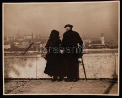 1935-1940 Reich Péter Cornel: Falusiak Pesten, pecséttel jelzett vintage fotóművészei alkotás, 23x29 cm