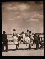 cca 1930-1940 Reich Péter Cornel: Hajó érkezik, jelzés nélküli vintage fotóművészei alkotás a szerző hagyatékából, 30x23 cm